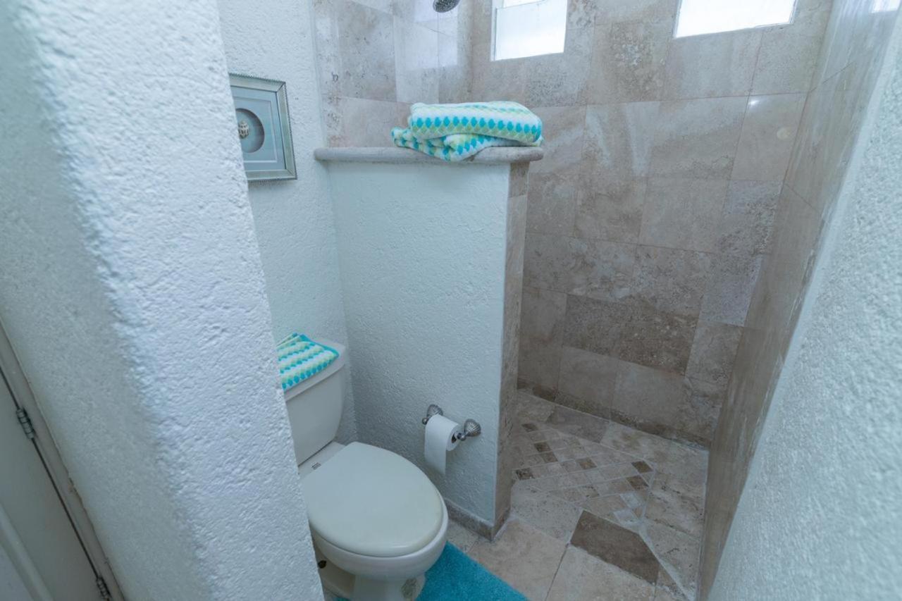 Tres, Villas Brisas, Guitarron