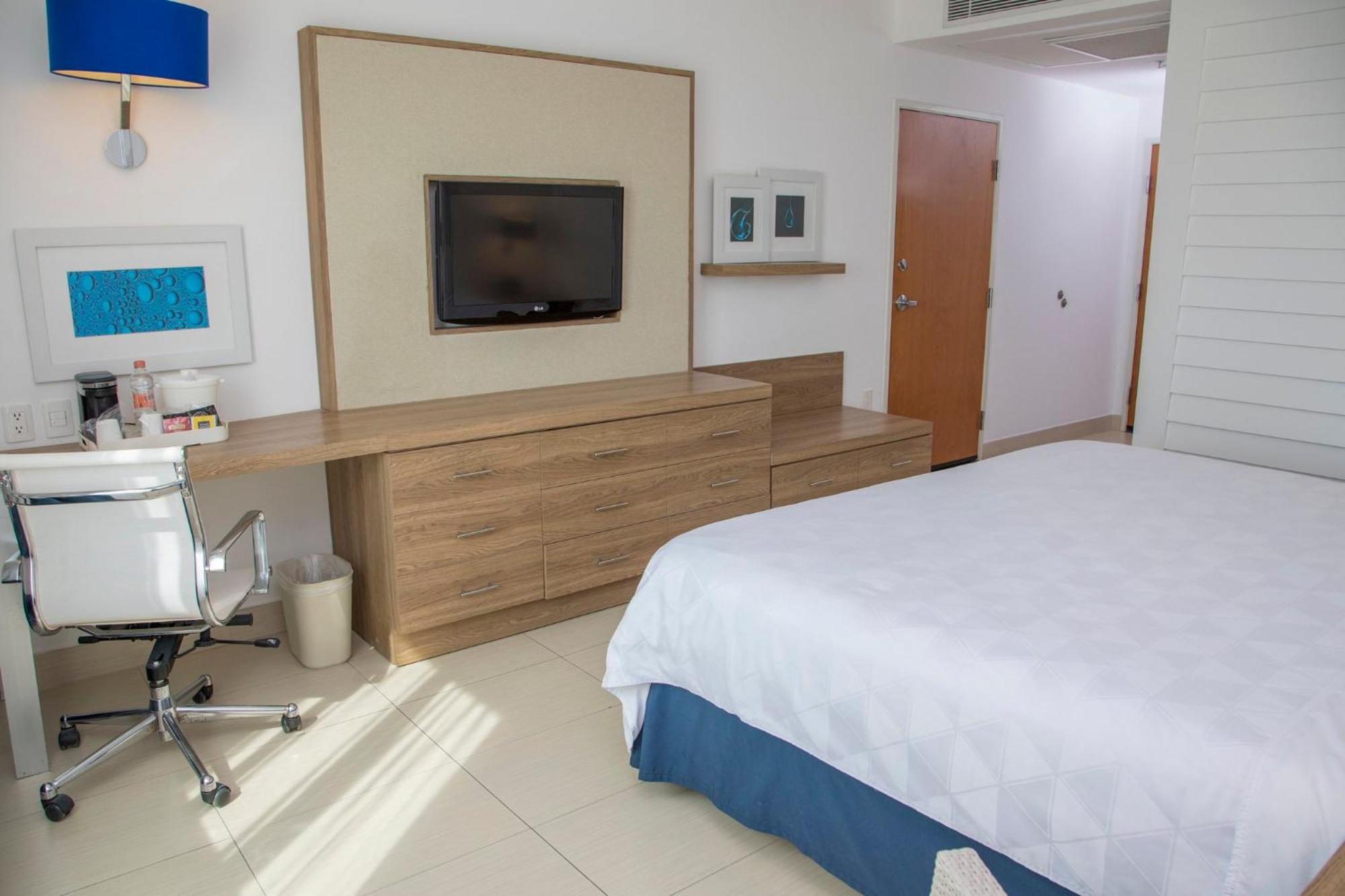 Hotel Holiday La Isla By Ihg