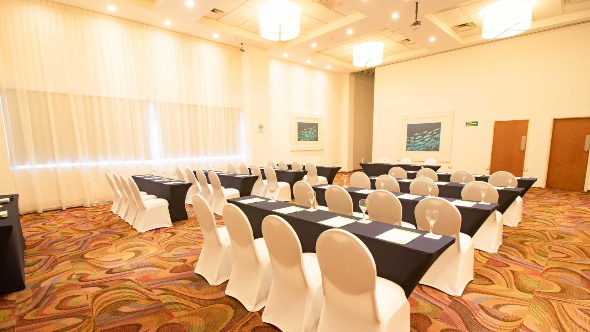 Holiday La Isla By Ihg Hotel 4*