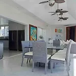 Espectacular Casa Familiar! Con Vista Increible!