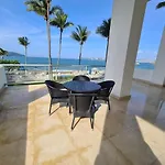 Great Beachfront Condo,11Th Floor, Great View!