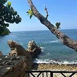Acapulco, Gro Junto Al Mar