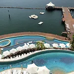 B Pichilingue Esmeralda Apt & Beach Club