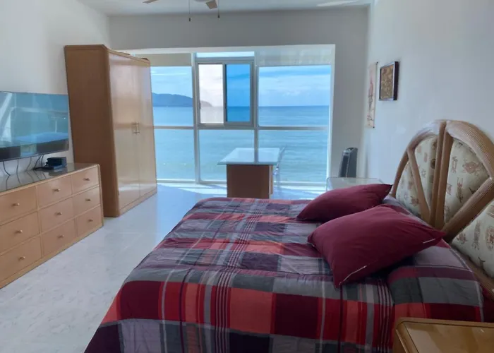 Comfortable Beachfront Apartment In Acapulco