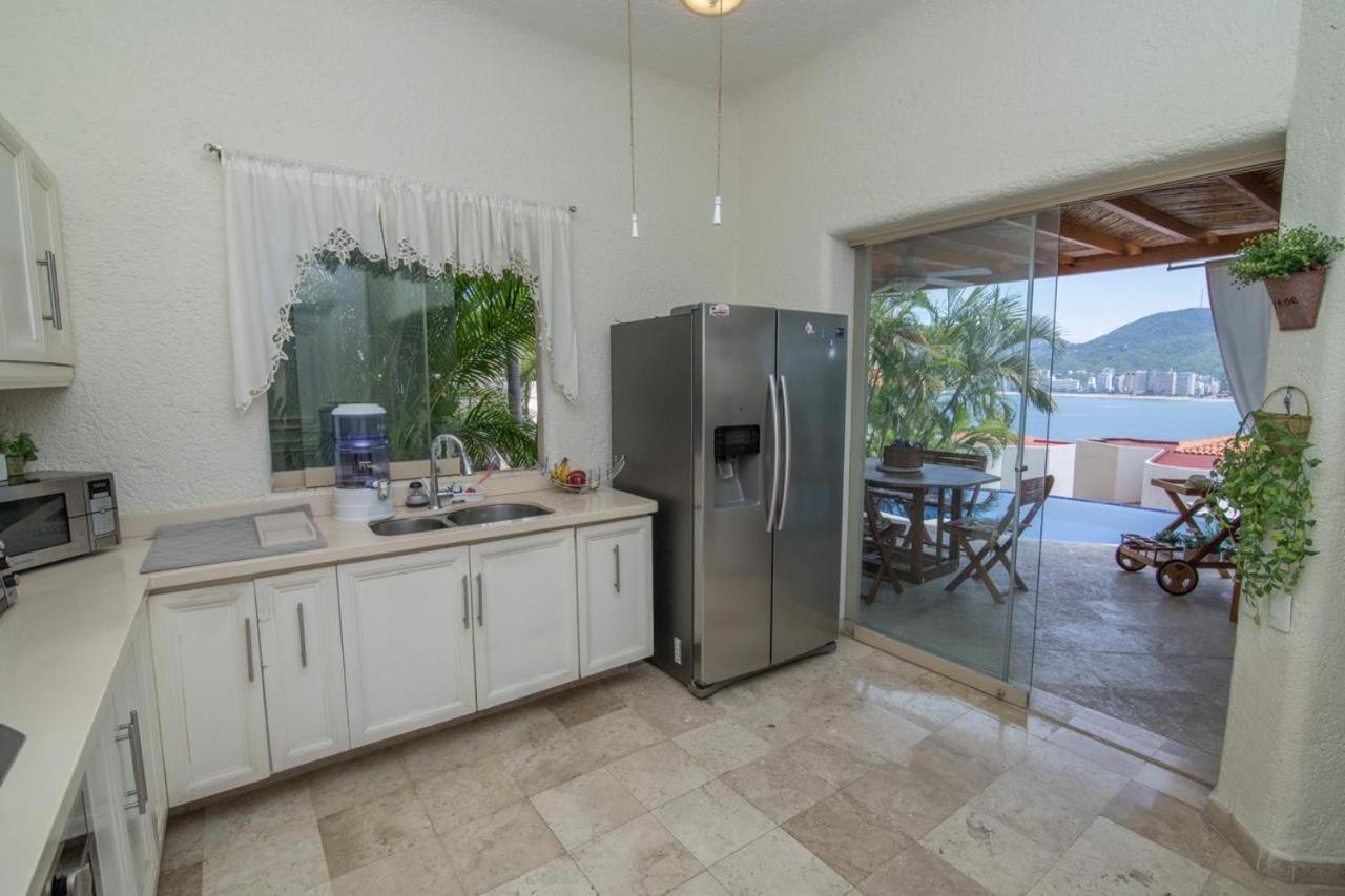 Tres, Villas Brisas, Guitarron Villa *