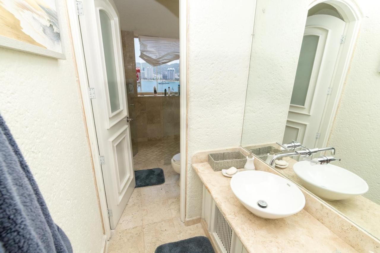 Tres, Villas Brisas, Guitarron Villa