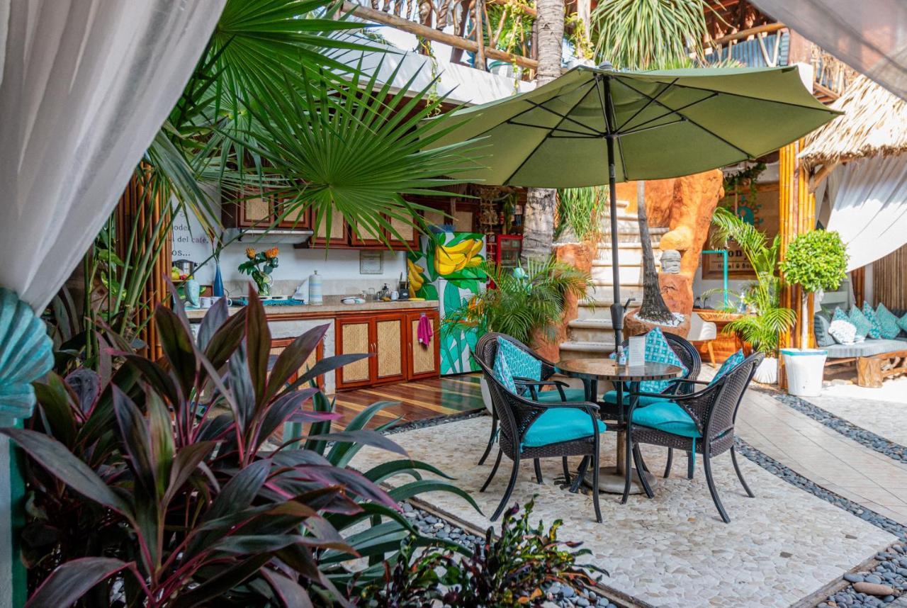 Monyoli & Boutique Acapulco