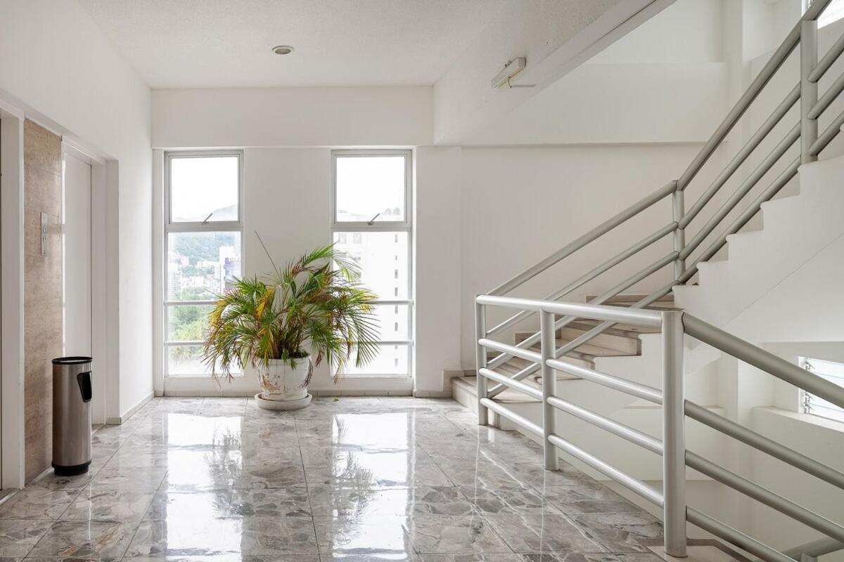 Great Beachfront Condo,11th Floor, Great View!