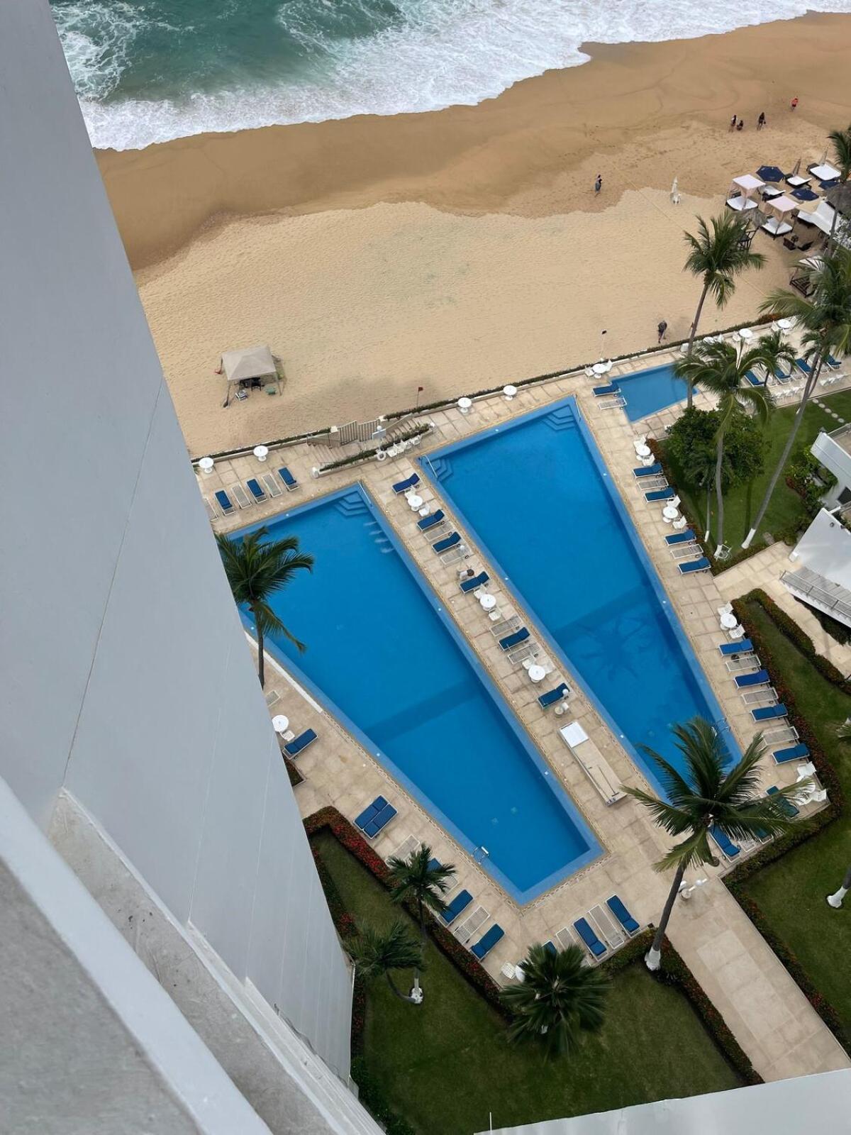 Great Beachfront Condo,11th Floor, Great View!