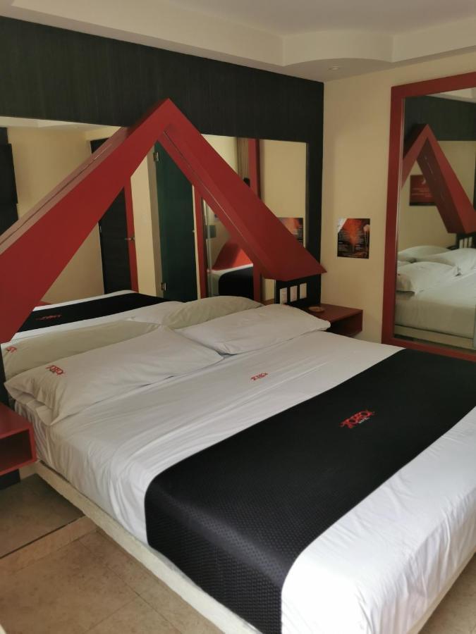 Love hotel Toreo 2*