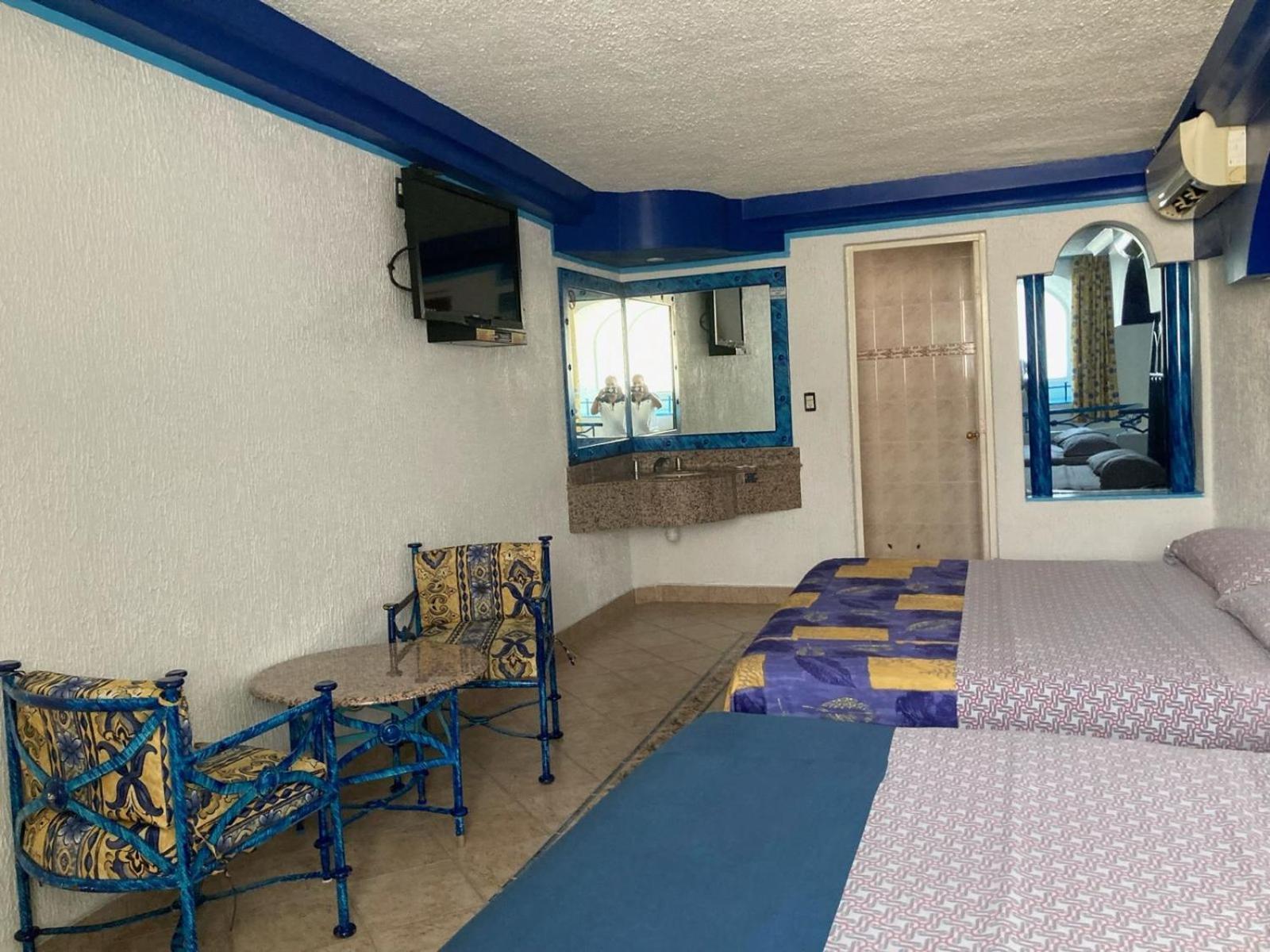 Oasis Hotel *